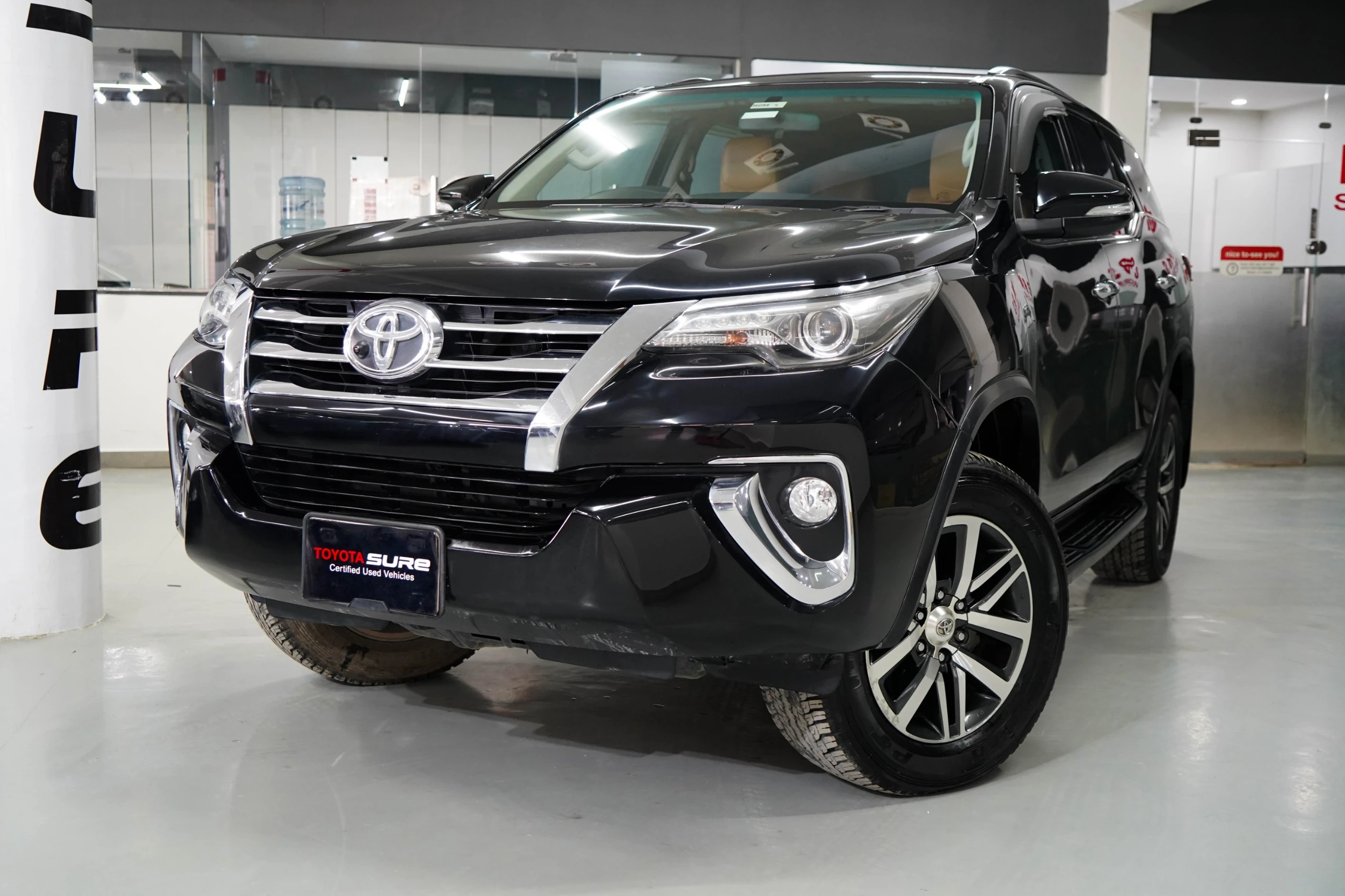 TOYOTA Fortuner V 2.7 petrol used T-sure Vehicle